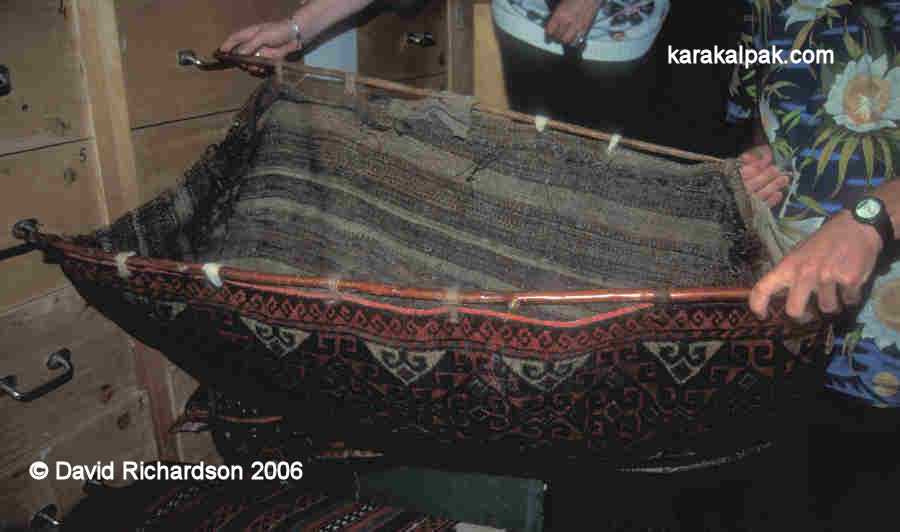 A complete Karakalpak qarshin made from an esikqas