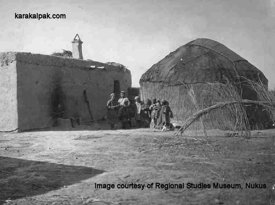 A Karakalpak yurt next to a clay tam